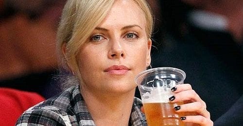 Sabores en la cerveza Charlize Theron bebiendo cerveza