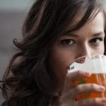 Mujer bebiendo cerveza