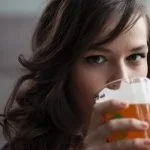 Mujer bebiendo cerveza
