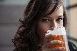 Mujer bebiendo cerveza