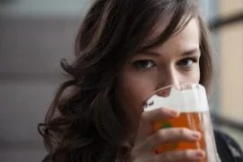Mujer bebiendo cerveza