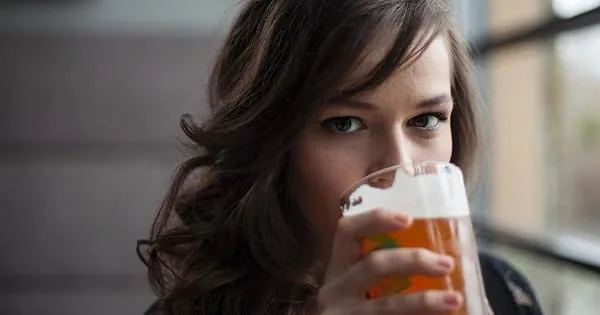Mujer bebiendo cerveza