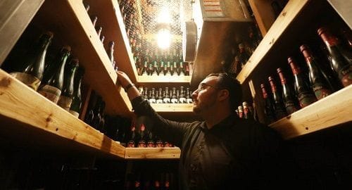 Bodega de cervezas Hombre en una bodega de cervezas