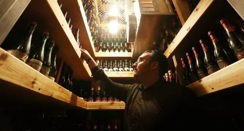 Bodega de cervezas Hombre en una bodega de cervezas