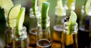 Cerveza Corona con rodajita de limón Cerveza Corona Extra con limon