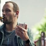 Hombre escuchando música y bebiendo cerveza