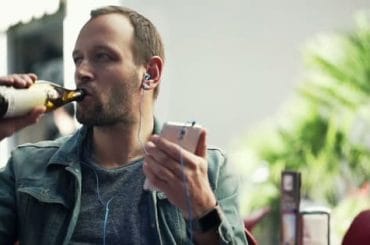 Hombre escuchando música y bebiendo cerveza