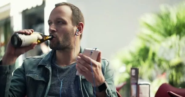 Beber cerveza y escuchar música Hombre escuchando música y bebiendo cerveza