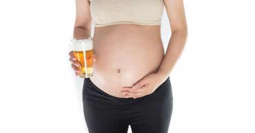 Embarazada bebiendo cerveza sin alcohol