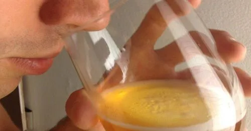 Aromas a ésteres y fenóles Hombre olfateando cerveza en un vaso