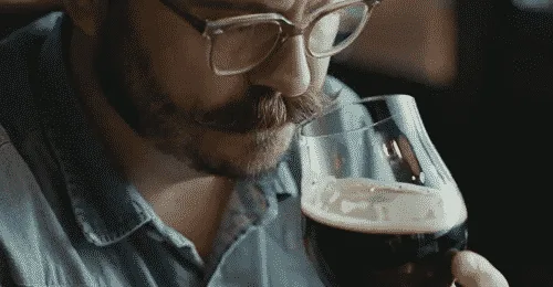 Inspección de aromas durante la cata de cerveza