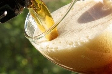 Cerveza servida en vaso