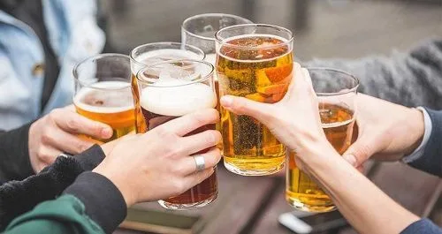 Brindis grupal con cerveza