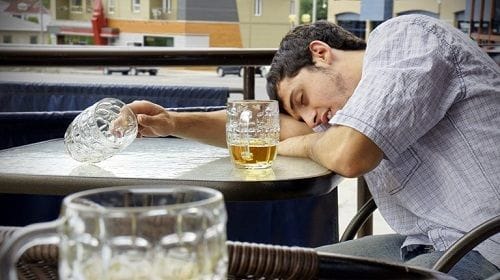 hombre borracho de cerveza