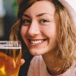 Mujer bebiendo cerveza