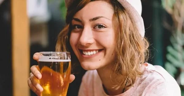 7 simples pasos para disfrutar una cerveza Mujer bebiendo cerveza