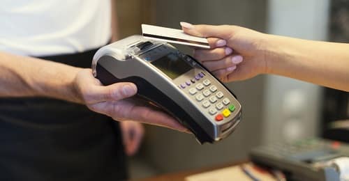 Pagar el consumo cuando corresponde Pagando con tarjeta