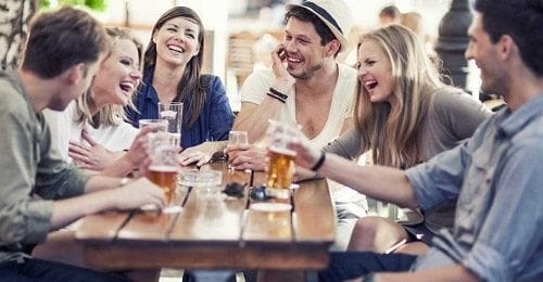 Respeta la ocasión amigos bebiendo cerveza