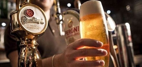Pilsner Urquell, elaborada con agua de Plzeň agua para la elaboración de cerveza Pilsner