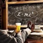 Einstein bebiendo cerveza