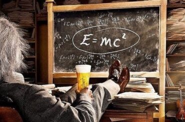 Einstein bebiendo cerveza