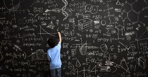 niño resolviendo problemas matemáticos