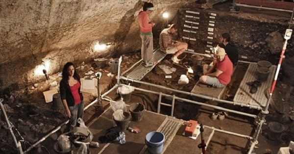 Excavaciones en la cueva de Can Sadurní 