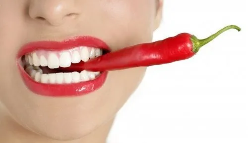 Mujer comiendo un ají