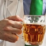Doctor sosteniendo una cerveza
