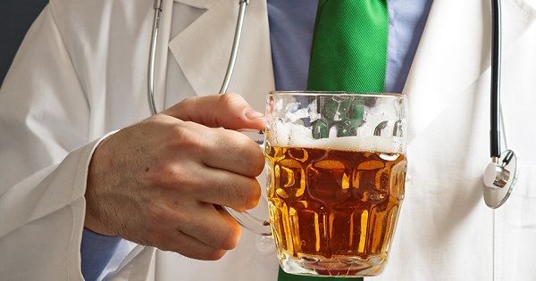 Doctor sosteniendo una cerveza