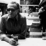 Charles Bukowski bebiendo cerveza