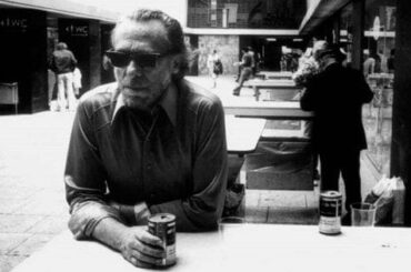 Charles Bukowski bebiendo cerveza