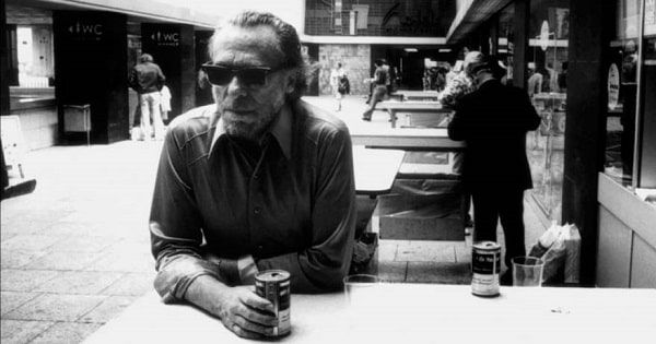Charles Bukowski bebiendo cerveza