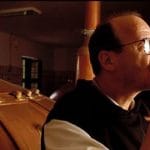 Monje trapense bebiendo cerveza