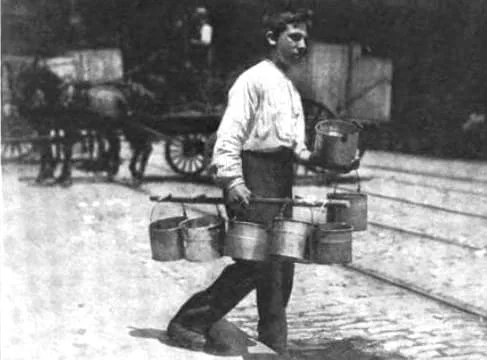 Niño camino a llenar growlers