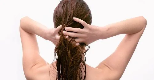 Aplicando cerveza para el cabello Aplicando cerveza para el cabello