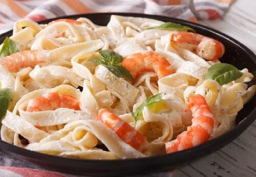 Fetuccini Alfredo con camarones Fetuccini Alfredo con camarones