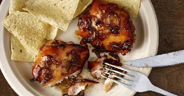 Muslos de pollo marinados en cerveza Rauchbier