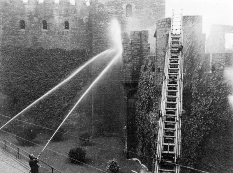 La batalla del castillo Gravensteen bomberos Bomberos de Gante intentando desalojar el castillo durante la protesta estudiantil de 1949