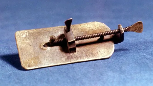 Microscope created by Leeuwenhoek Microscope created by Leeuwenhoek
