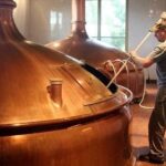 Maestro cervecero elaborando cerveza