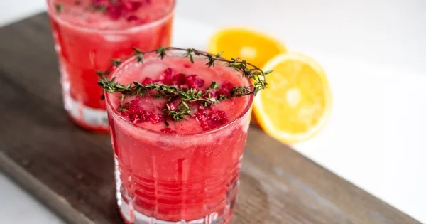 Dos mocktails de frutos rojos sobre una mesa de madera Mocktails para una noche de juegos