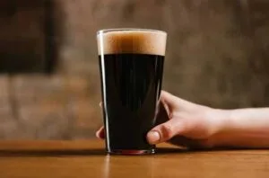 Cerveza negra Una copa de cerveza Stout con espuma densa color canela, el ingrediente que aporta profundidad a la receta.