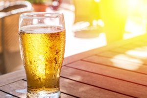 Cerveza expuesta a la luz Cerveza expuesta a la luz