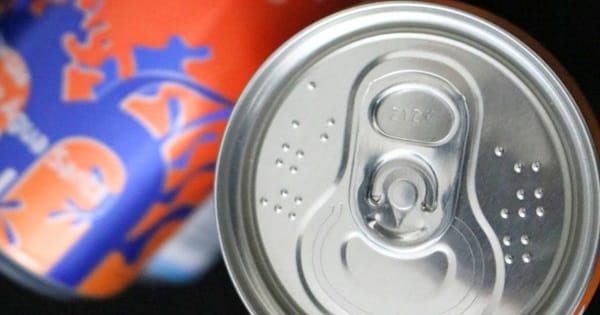 Latas con escritura braille Latas con escritura braille