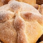 Pan de muerto con cerveza