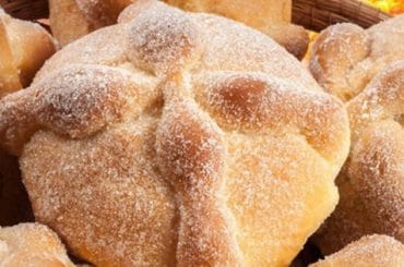 Pan de muerto con cerveza