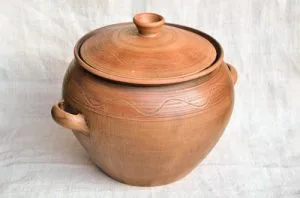 Vasija de barro tradicional (urpu) con biofilm de levaduras para la fermentación de la chicha