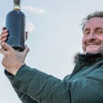 Dougal Gunn Shar con la botella de Artic Ale