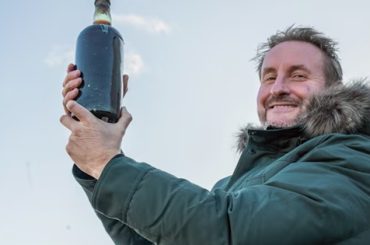 Dougal Gunn Shar con la botella de Artic Ale